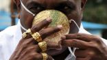 هندي يضع كمامة ذهبية بقيمة أربعة آلاف دولار للوقاية من كورونا