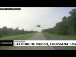 بالفيديو.. هبوط اضطراري لطائرة على طريق للسيارات في الولايات المتحدة