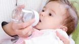 خبراء: يمكن أن يكون مميتا… أسباب خطورة شرب الرضع للماء