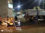 المهندس الشمري يتابع أعمال بلدية القريات لسحب تجمعات مياه الأمطار