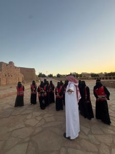 متطوعو جمعية تطوع بالقريات يزورون أبرز المعالم التاريخية في دومة الجندل برفقة رئيس مجلس الجمعيات الأهلية بمنطقة الجوف
