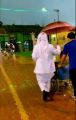 موقف إنساني حارس أمن يقوم بتغطية مواطن من ذوي الاحتياجات الخاصة عن المطر